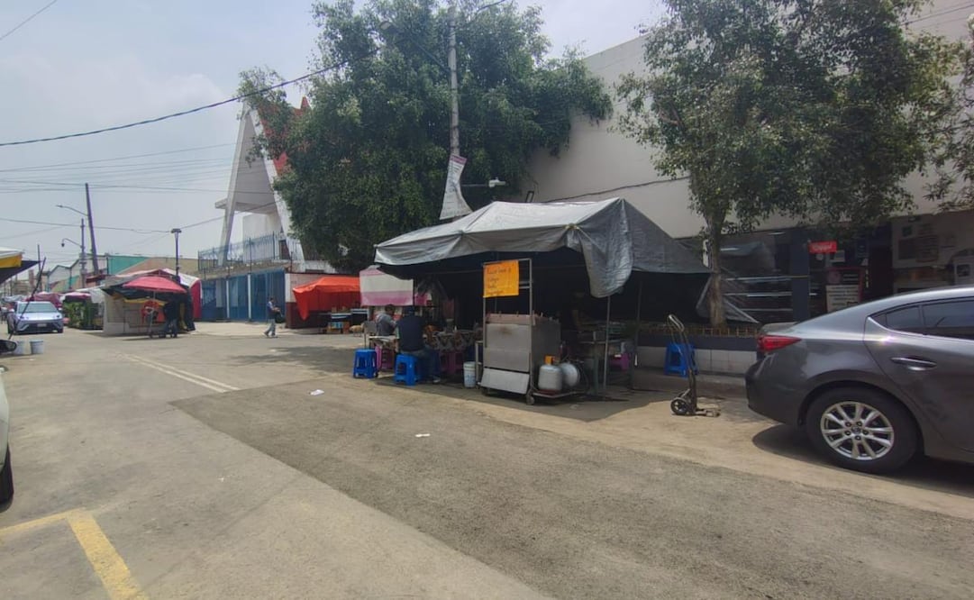 Reparan socavón en Iztacalco; vecinos piden retirar tierra y escombros de la calle.
Foto: Arantxa Meave