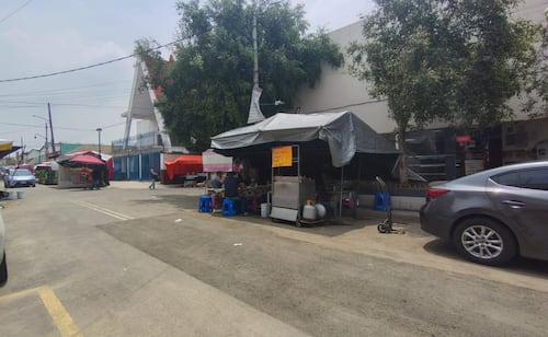 Reparan socavones en Iztacalco; vecinos piden retirar tierra y escombros de la calle