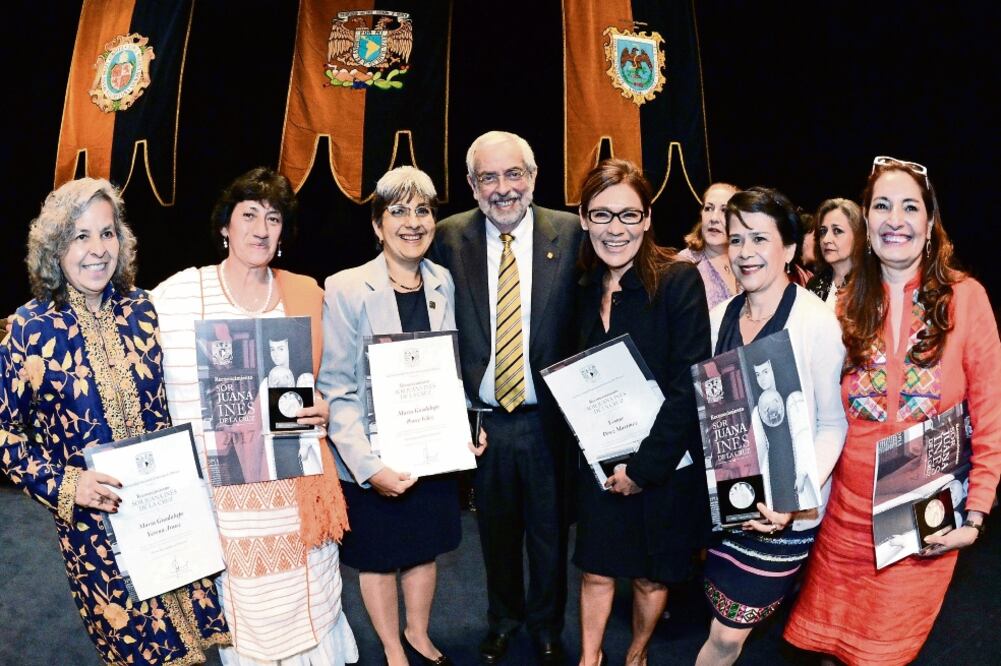 En el marco del Día Internacional de la Mujer, el rector de la UNAM, Enrique Luis Graue, entregó el galardón Sor Juana Inés de la Cruz a 79 académicas para reconocer su labor en la docencia, la investigación y la cultura (UNAM)