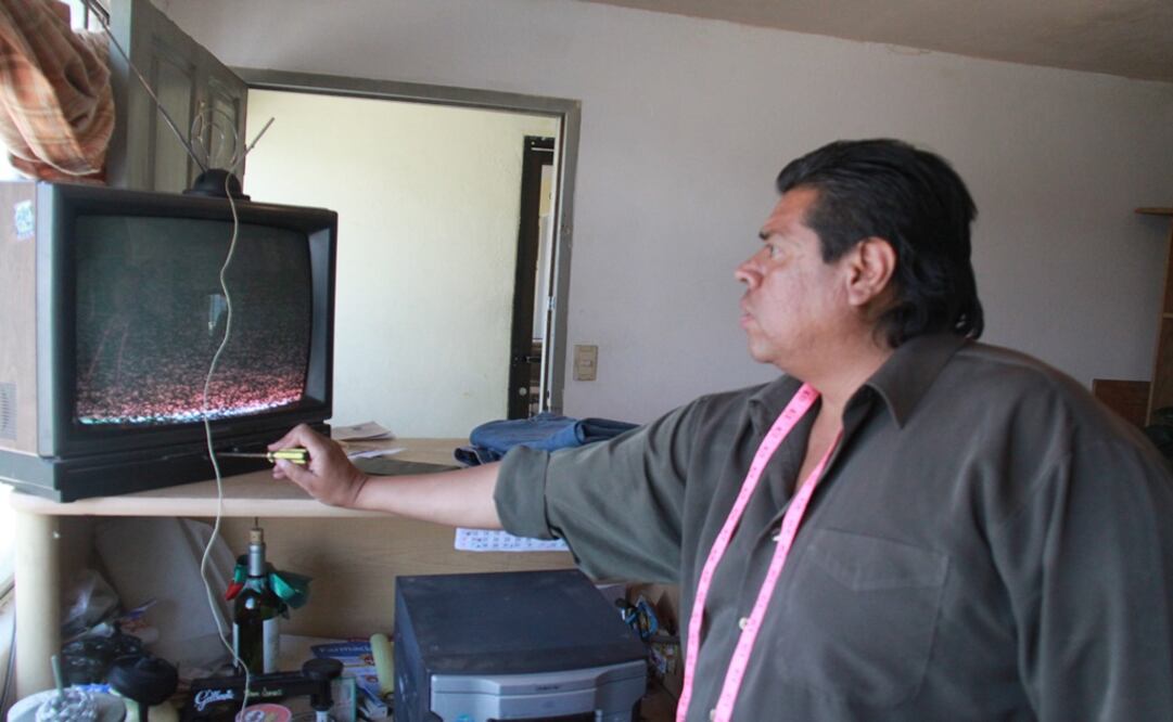 En Tijuana, un hombre confundido no logra sintonizar nada en ningún canal (Foto: Archivo/El Universal)