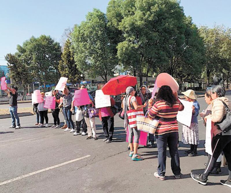 Un grupo de alrededor de 20 pacientes de Fucam bloqueó Calzada de Tlalpan para exigir al gobierno federal que les garantice atención y medicamentos, además de que mantenga los convenios de colaboración con la fundación. ESPECIAL 