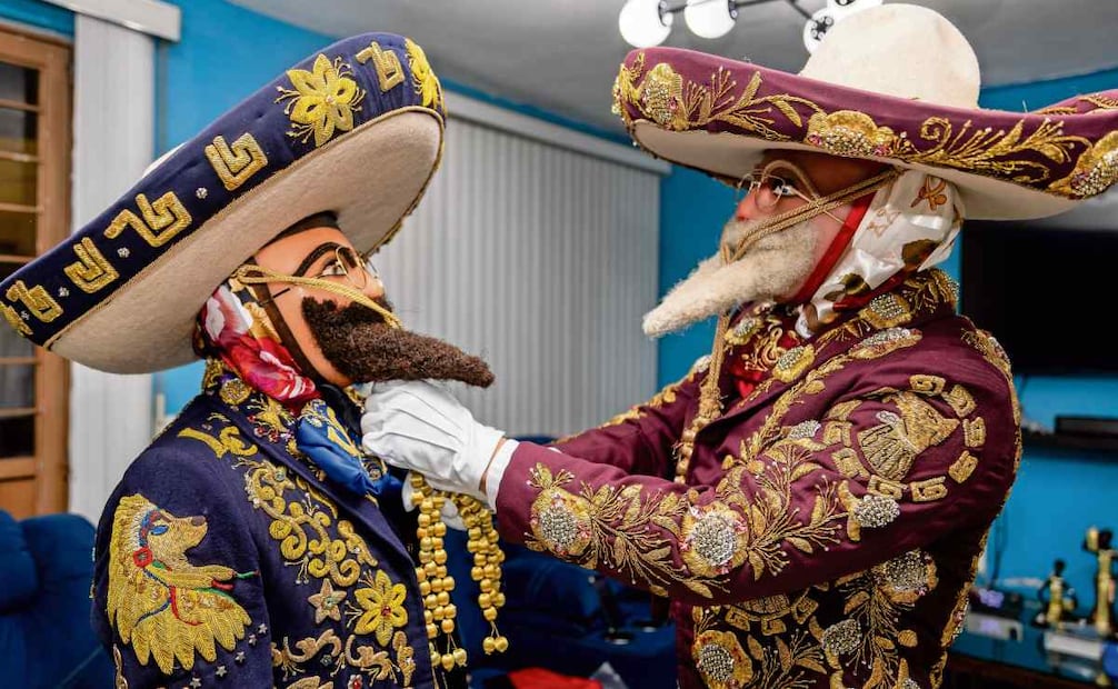 Las máscaras son hechas a mano con barbas y bigotes; son una sátira a la aristocracia europea del siglo XIX. Foto: Hugo Salvador / EL UNIVERSAL