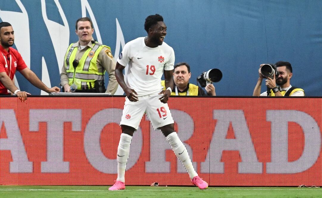Alphonso Davies festejando el triunfo de Canadá / Foto: AFP
