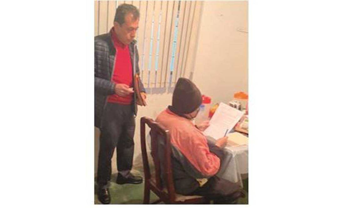 En la grabación aparece de pie el notario 121, Amando Mastachi, y sentado el exalumno de Derecho, Édgar Ulises Báez. Foto: Tomada de vídeo