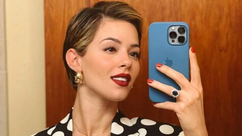 Mariana Rodríguez te enseña cómo llevar un traje formal con tenis