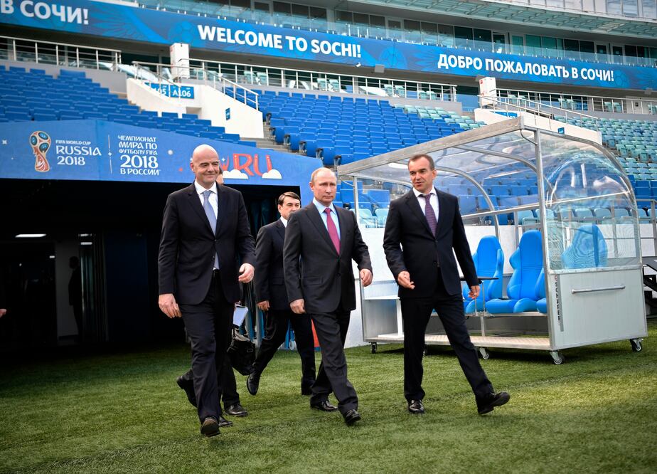 AP. Vladimir Putin y Gianni Infantino durante la visita a los doce estadios que tendrán partidos mundialistas