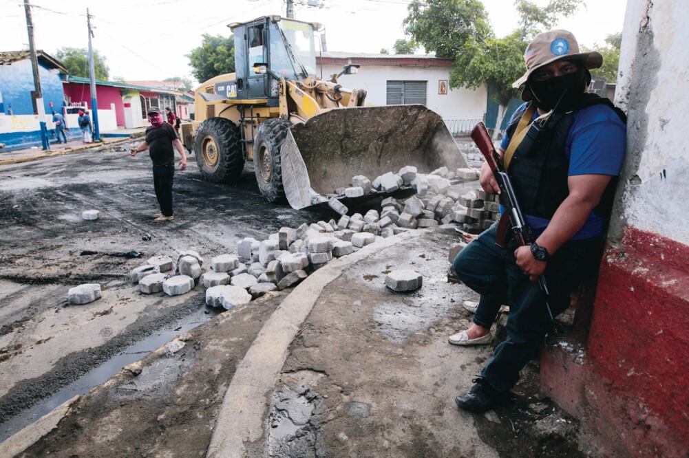 Un sujeto a favor del gobierno, cerca de una barricada, luego de los enfrentamientos contra los opositores en Monimbó, en Masaya. (OSWALDO RIVAS. REUTERS)