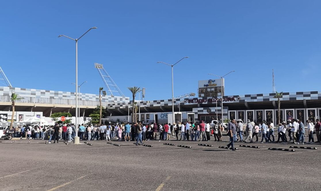 Desde las primeras horas de este sábado se han formado filas en los accesos del estadio de beisbol en La Paz. Foto: Gladys Navarro/EL UNIVERSAL