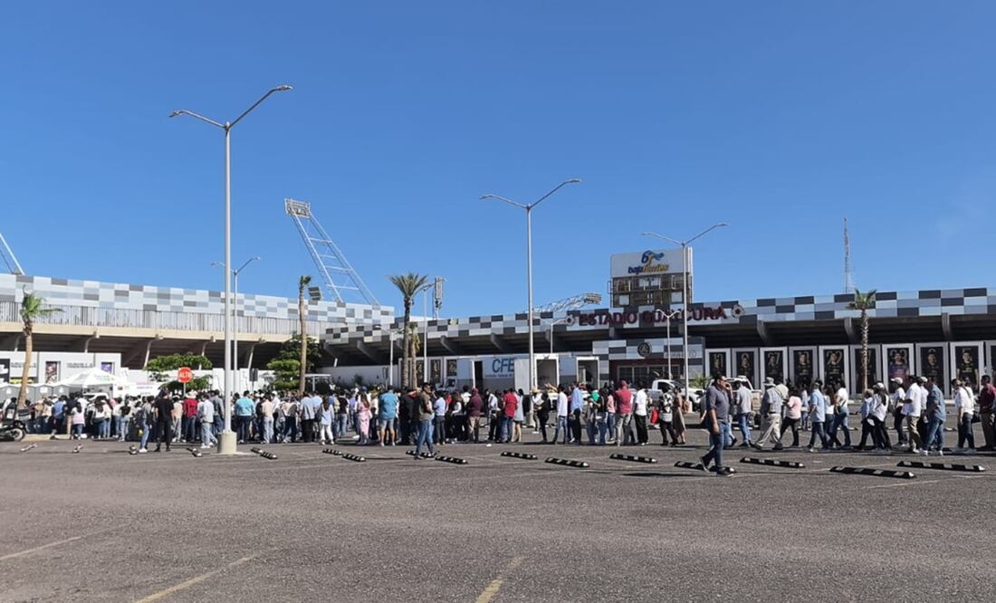 Desde las primeras horas de este sábado se han formado filas en los accesos del estadio de beisbol en La Paz. Foto: Gladys Navarro/EL UNIVERSAL