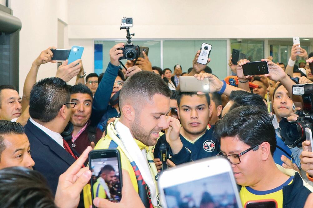 Jérémy Ménez fue “secuestrado” por los seguidores amarillos. (MARCOS DOMÍNGUEZ. IMAGO7)