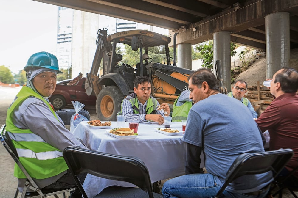 Alrededor de 130 trabajadores del Tren Interurbano festejaron el Día de la Santa Cruz Fotos: Gabriel Pano / El Universal
