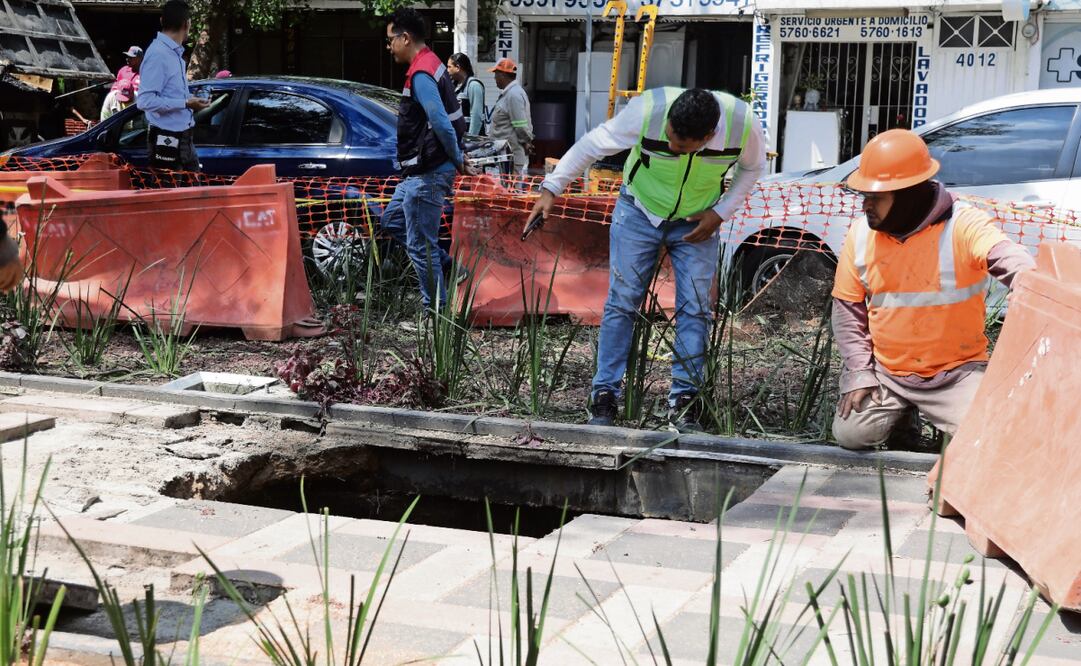 Este martes, trabajadores quitaron el adoquín que se encuentra en el paso peatonal donde se formó el socavón en donde cayó la señora. Entre el jueves y viernes se excavará con maquinaria para quitar la tubería. Foto: Carlos Mejía / EL UNIVERSAL