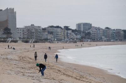 Francia reabre sus playas solo para bañarse o hacer deporte