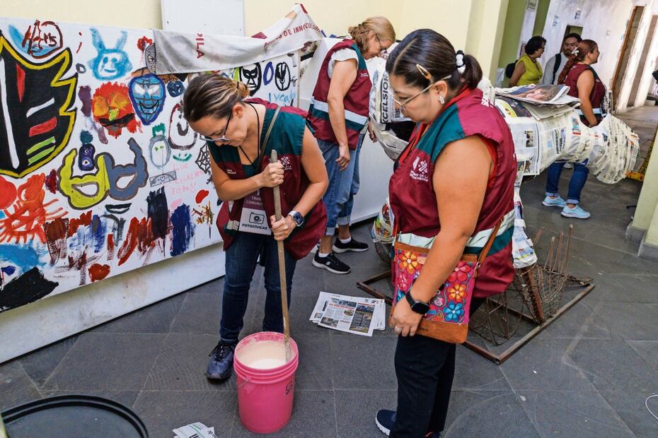 Anel Rivera también fue captada por las fotocívicas y una de las labores
que realizó fue la restauración de alebrijes. Foto: Yaretzy M Osnaya