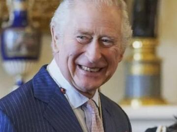 El rey Carlos III y el beso exótico con el que cambió la historia de la corona
