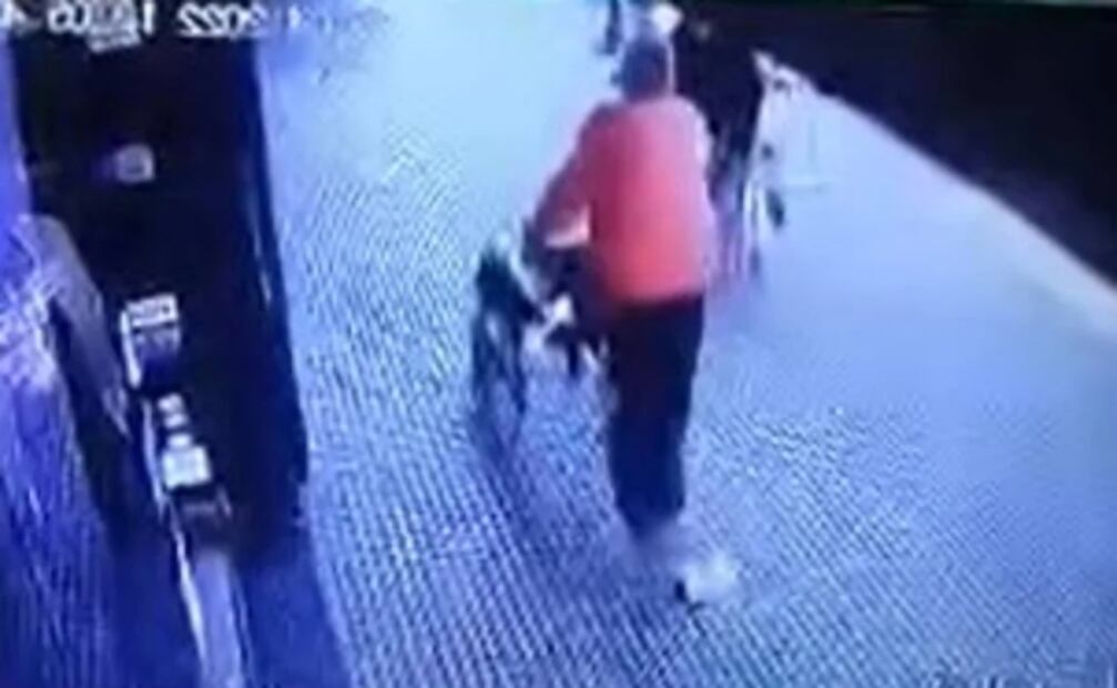 VIDEO. Joven devuelve 12 mil pesos que se le cayeron a un abuelito y se hace viral