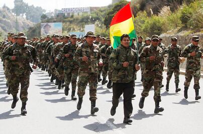 Bolivia refuerza presencia militar en fronteras para evitar salida de exfuncionarios