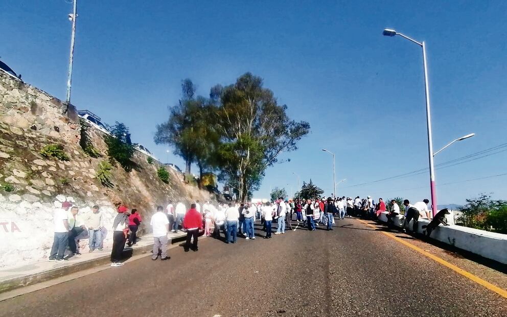 Es frecuente que los transportistas sean enviados a obstruir vialidades para evitar que pasen los operativos. Foto: Especial 