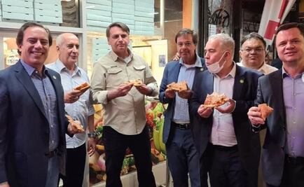 Jair Bolsonaro cena pizza en las calles de Nueva York por no estar vacunado