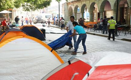 Maestros colocan campamentos en el zócalo de Oaxaca