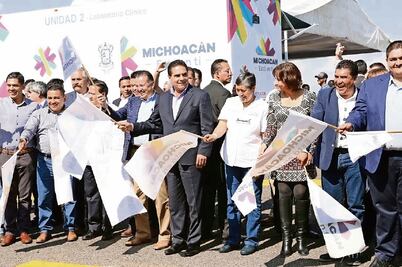 Acerca Silvano Aureoles salud a indígenas del estado