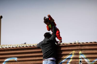 Mexicanos amenazan con cruzar nuevo muro; sí se puede, "sólo hay que encontrar la forma"