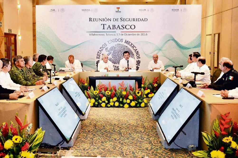 El secretario de Gobernación, Miguel Ángel Osorio Chong, encabezó una reunión de seguridad en Villahermosa, Tabasco (GOBIERNO DEL ESTADO DE TABASCO)