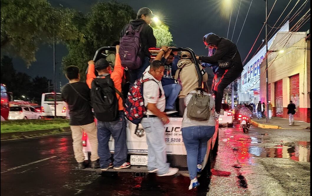 Usuarios de la Línea A del Metro buscan trasladarse a sus hogares durante la noche del miércoles, después de que por lluvias las estaciones de Peñón Viejo a La Paz dejaron de dar servicio, el 30 de julio de 2025. Foto: Luis Camacho/EL UNIVERSAL