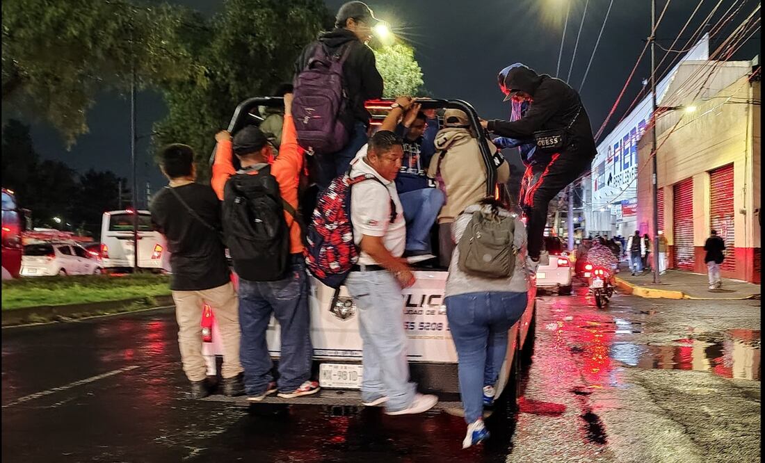 Usuarios de la Línea A del Metro buscan trasladarse a sus hogares durante la noche del miércoles, después de que por lluvias las estaciones de Peñón Viejo a La Paz dejaron de dar servicio, el 30 de julio de 2025. Foto: Luis Camacho/EL UNIVERSAL
