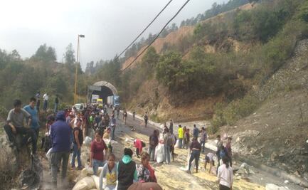 Un muerto y rapiña en Veracruz tras choque entre camioneta y tráiler cargado con granos