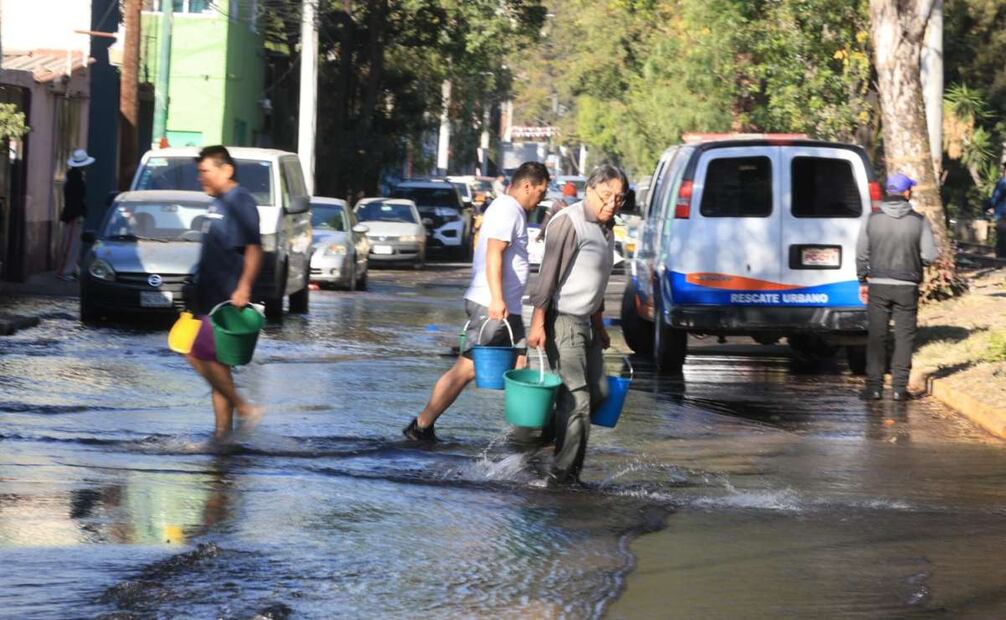 Pobladores de la colonia afectada retiran con cubetas agua estancada (17/11/2025). Foto: Francisco Rodríguez / EL UNIVERSAL