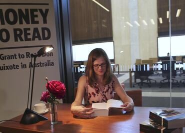 Embajada de España paga a madre por leer "El Quijote"