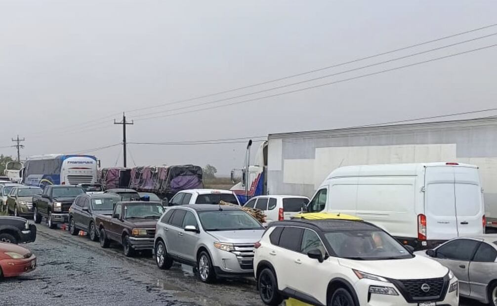 Agricultores bloquean carretera en Tamaulipas.
Foto: Especial.