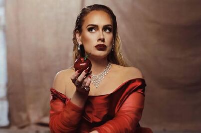 Adele celebra sus 34 con vestido de Carolina Herrera y cara lavada