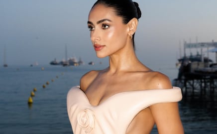 Renata Notni deslumbra en Cannes con vestido de espalda descubierta