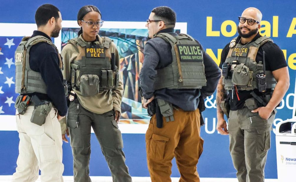 Agentes federales de las fuerzas del orden, incluidos algunos del Servicio de Inmigración y Control de Aduanas de Estados Unidos (ICE), se encuentran dentro del Aeropuerto Internacional Newark Liberty en Newark, Nueva Jersey, el 23 de marzo de 2026. Foto: AFP