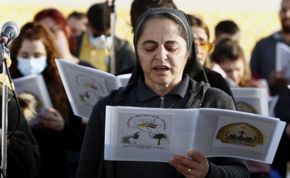 Entre gritos árabes y cubrebocas, así fue la primera misa del Papa Francisco en Irak