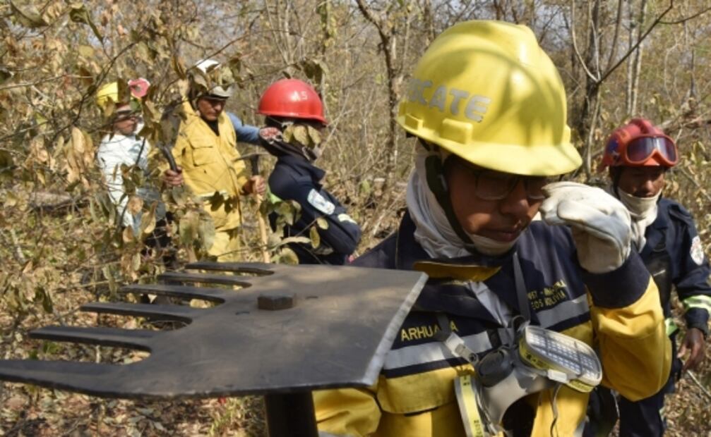 Contra el fuego y el sexismo, así luchan las bomberas en Bolivia