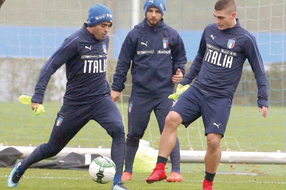 Los italianos muestran desconfianza en su juego de conjunto. Foto: MATTEO BAZZI. EFE