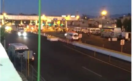 Se enfrentan a balazos en caseta de la autopista México-Pirámides