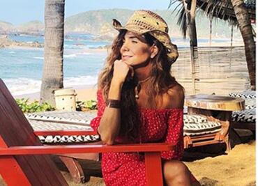 Paty Manterola impacta en traje de baño transparente