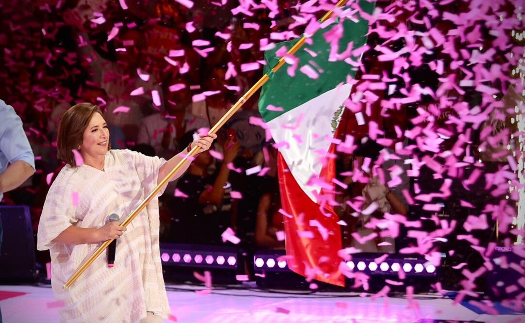 Al finalizar su discurso, la candidata presidencial ondeó la bandera de México. Foto: Berenice Fregoso / EL UNIVERSAL