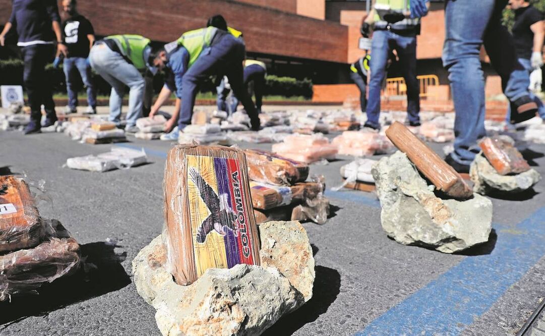 La Policía Nacional de España exhibe los casi mil kilos de cocaína ocultos en piedras y detectados en junio de 2019 en Madrid.