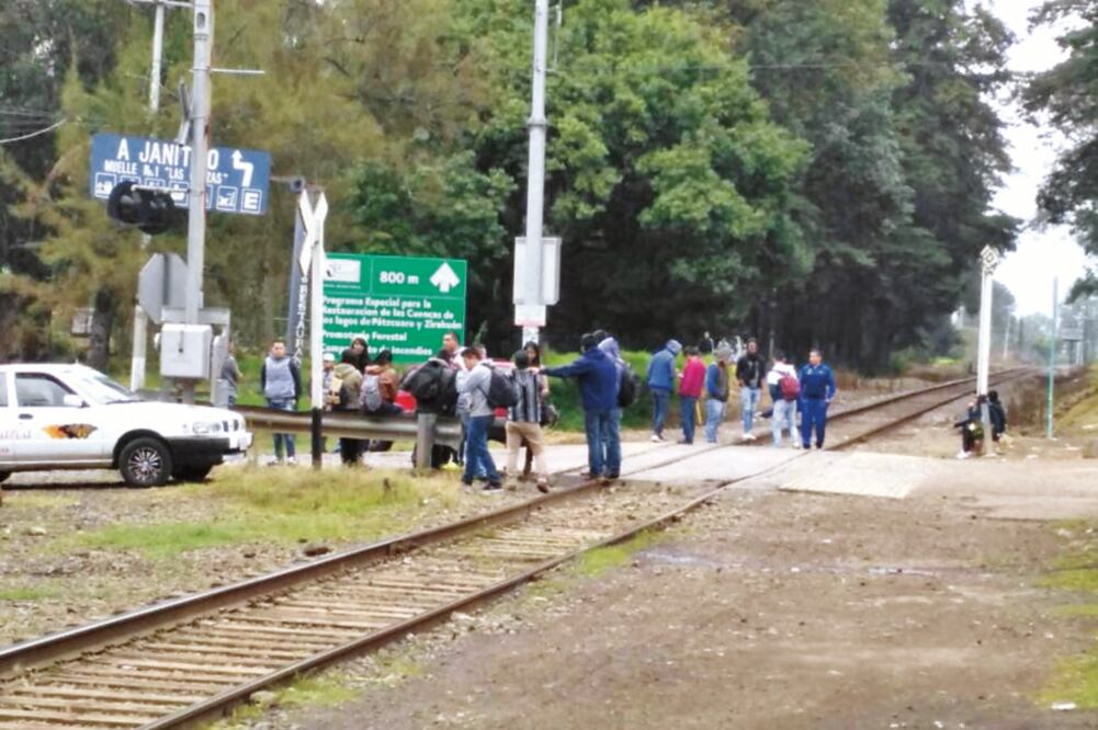 Demandas. También normalistas bloquearon las vías del tren en demanda de la regularización y creación de nuevas plazas para los egresados. (FOTO: AGENCIA NOVENTA GRADOS)