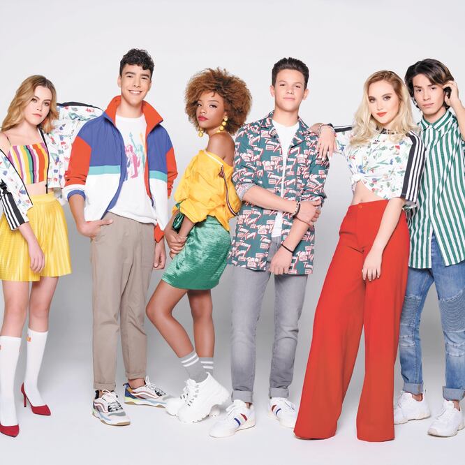 Los seis chicos rinden un homenaje al grupo OV7, quienes son sus padrinos. CORTESÍA BOBO PRODUCCIONES