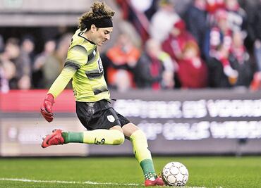 Ochoa participa en sufrida victoria del Standard Lieja