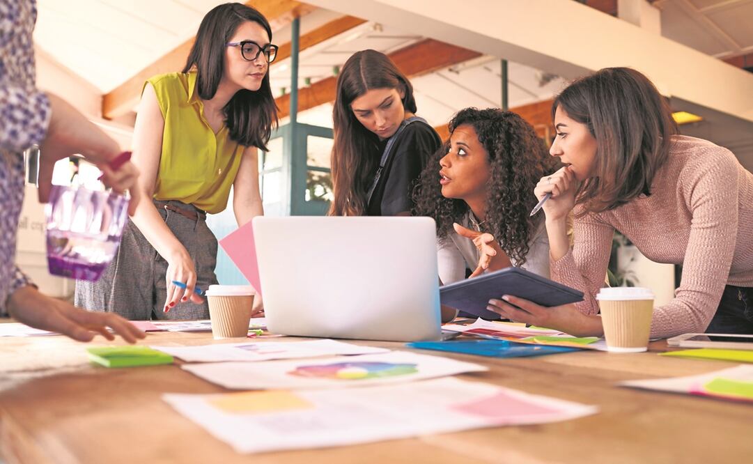 Datos de la CNBV mostraron que, si bien la mitad del personal de entidades financieras encuestadas corresponde a mujeres, en puestos directivos la relación es menor a 30%. Foto: ARCHIVO EL UNIVERSAL