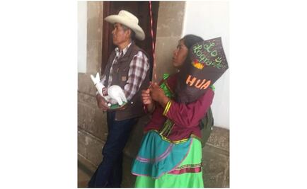 "Lo lograste, hija"; foto de padres de graduada conmueve en redes sociales