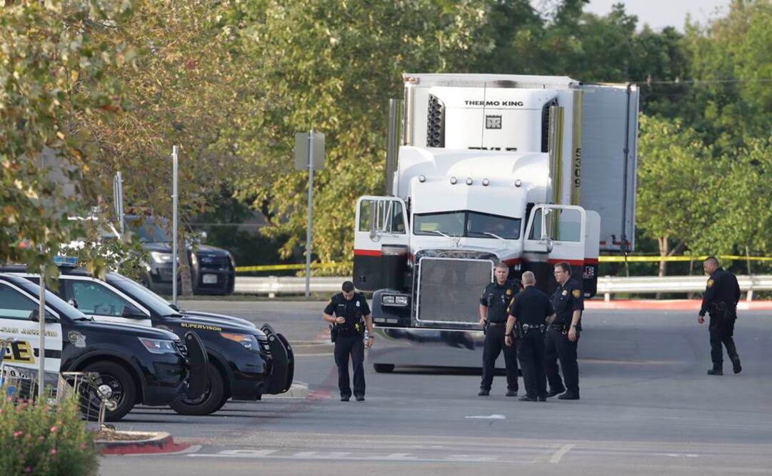 La policía de San Antonio, Texas, inspecciona un camión interceptado en el que fueron hallados decenas de migrantes, incluidos nueve que habían muerto por el calor. Foto del 23 de julio del 2017.Foto: Texas