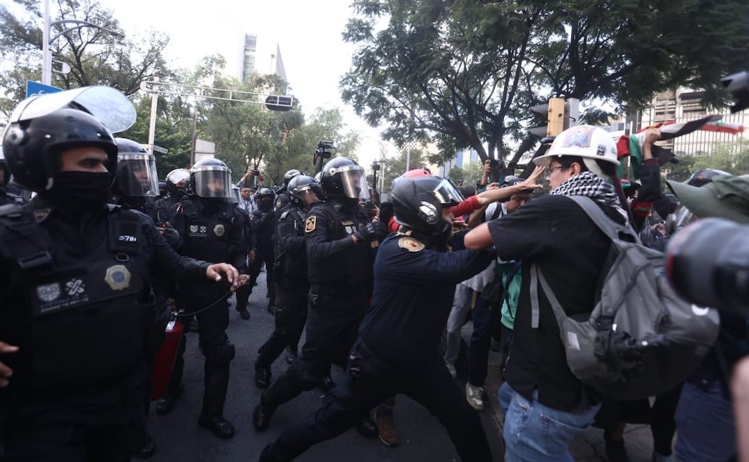 Policías se enfrenta con manifestantes en marcha propalestina. Foto: Gabriel Pano/EL UNIVERSAL